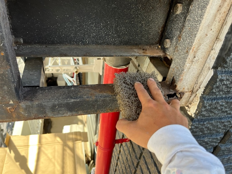 マンション 外壁塗装工事のご依頼:通路鉄骨組を下地処理・錆止め塗装|神奈川県藤沢市