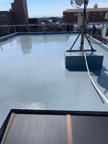 神奈川県川崎市|屋上ウレタン防水工事 ウレタン剤とトップコートを塗布、防水メンテナンスのタイミング
