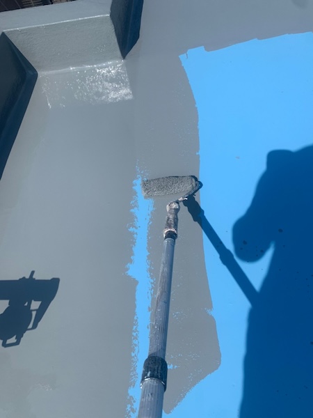 神奈川県川崎市|屋上ウレタン防水工事 ウレタン剤とトップコートを塗布、防水メンテナンスのタイミング