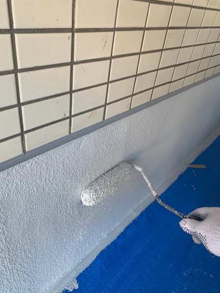 神奈川県川崎市|中性化・爆裂防止に通路立ち上がりを塗装しました!