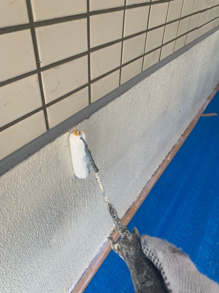 神奈川県川崎市|中性化・爆裂防止に通路立ち上がりを塗装しました!