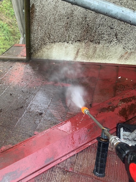 屋根の洗浄作業。軒樋に泥が溜まっていたため、一緒に清掃しました!|神奈川県小田原市