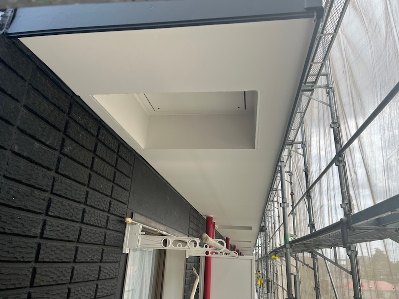 ベランダ 上げ裏の下塗り〜上塗りを行いました!|神奈川県藤沢市