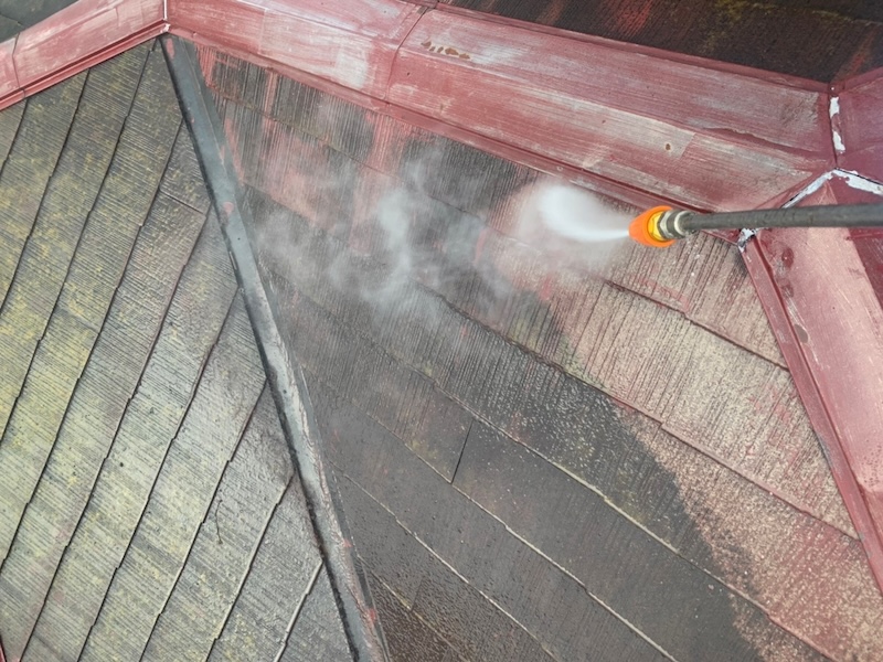 屋根の洗浄作業。軒樋に泥が溜まっていたため、一緒に清掃しました!|神奈川県小田原市