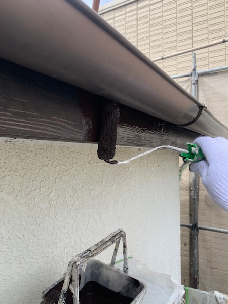 木部 破風板の下地処理 ケレン・中塗り・上塗りの工程を実施しました!|神奈川県小田原市