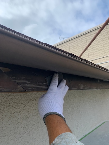 木部 破風板の下地処理 ケレン・中塗り・上塗りの工程を実施しました!|神奈川県小田原市