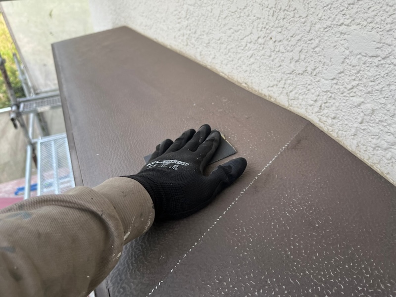 霧よけの中塗りと上塗りを行いました。鉄部は錆びる前の塗装が大切です!|神奈川県小田原市