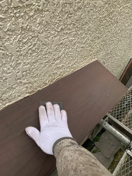 神奈川県小田原市|鉄部は錆止めが大事!霧よけと玄関ひさしの下地処理・下塗り