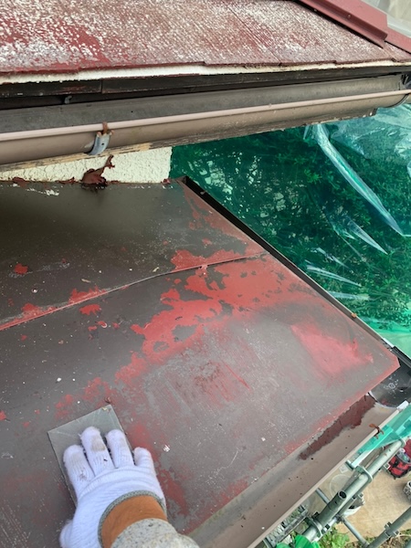 神奈川県小田原市|鉄部は錆止めが大事!霧よけと玄関ひさしの下地処理・下塗り