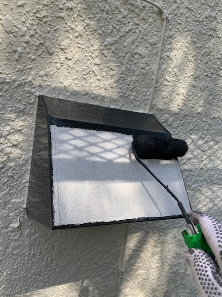 神奈川県小田原市|屋外フードを塗装しました!ケレン・錆止め塗装・上塗りまでをレポート