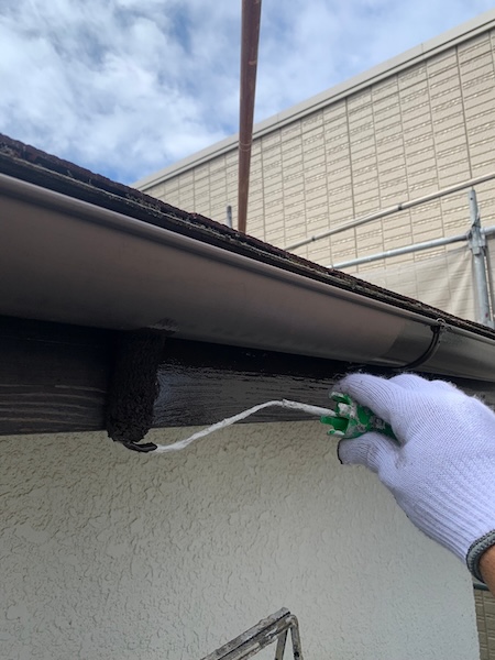 木部 破風板の下地処理 ケレン・中塗り・上塗りの工程を実施しました!|神奈川県小田原市