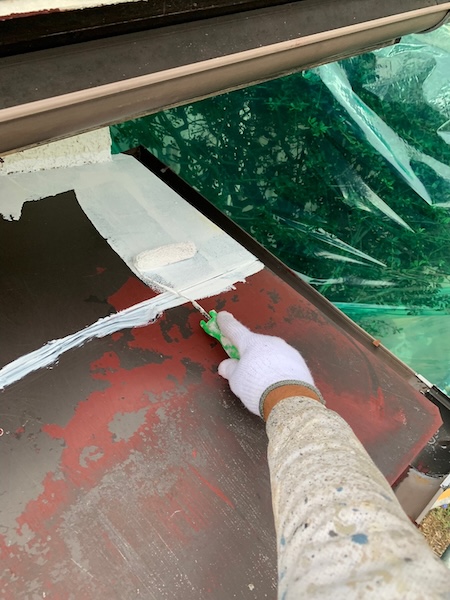 神奈川県小田原市|鉄部は錆止めが大事!霧よけと玄関ひさしの下地処理・下塗り