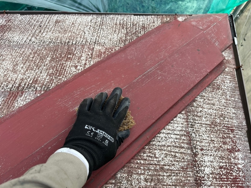 神奈川県小田原市|スレート屋根 棟板金の下地処理 ケレン作業を行いました!