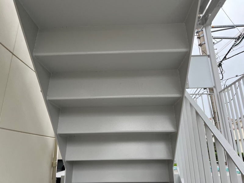 神奈川県横浜市|屋外階段 錆止め塗装〜仕上げ上塗り〜施工後。鉄骨階段は錆びる前に塗装を!