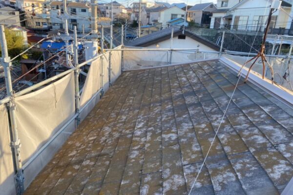 神奈川県三浦市　施工前の屋根と棟板金のケレン〜下塗り　定期的に屋根の点検を実施しましょう