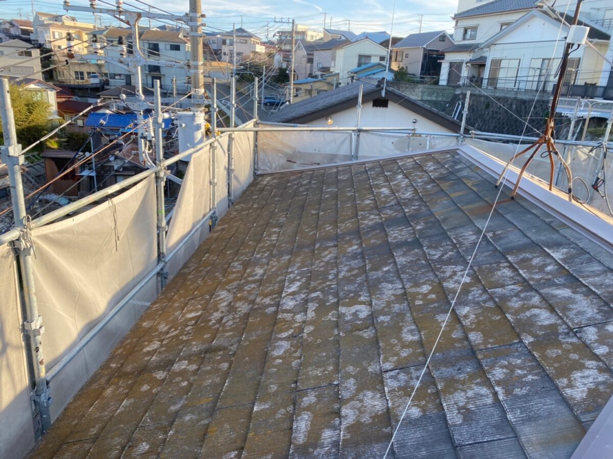 神奈川県三浦市　施工前の屋根と棟板金のケレン〜下塗り　定期的に屋根の点検を実施しましょう