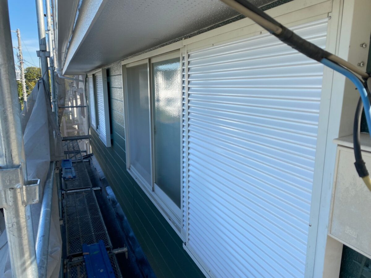神奈川県横浜市　アパート　屋根・外壁塗装工事　鉄部塗装　パーテーションと雨戸の塗装を行いました！