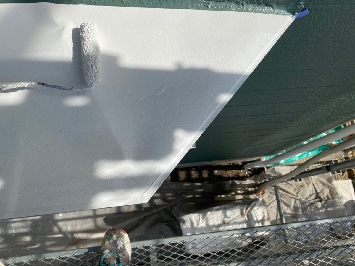 神奈川県横浜市　アパート　屋根・外壁塗装工事　鉄部の塗装はこまめに！　出窓屋根の塗装