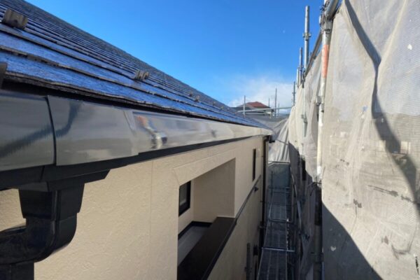 神奈川県川崎市　M様邸　屋根・外壁塗装工事　破風板と軒先の鉄部の塗装