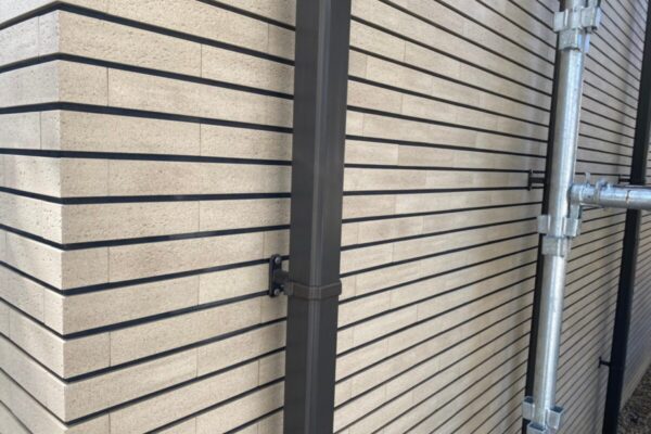 神奈川県川崎市　M様邸　屋根・外壁塗装工事　付帯部　縦樋の塗装作業