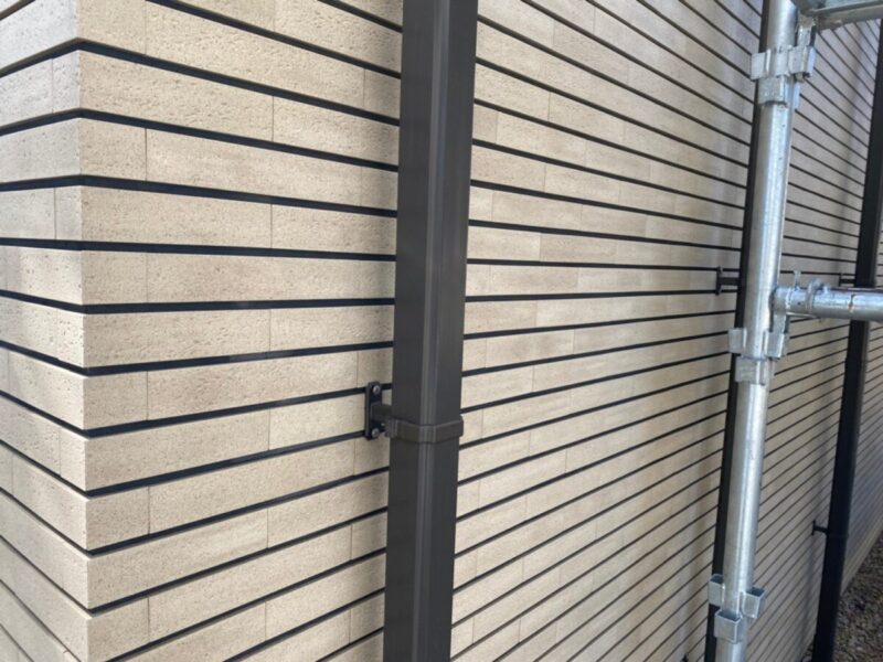 神奈川県川崎市　M様邸　屋根・外壁塗装工事　付帯部　縦樋の塗装作業