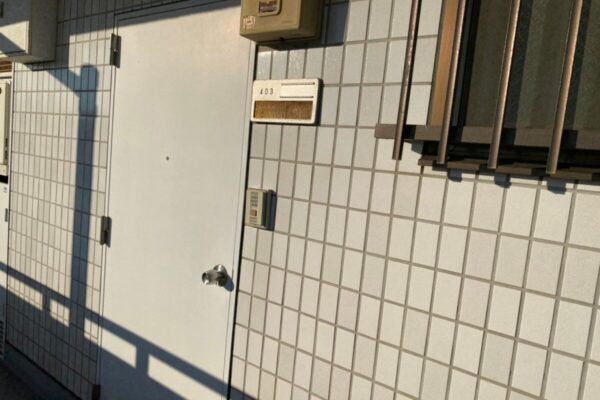 神奈川県横浜市【マンション外壁塗装工事】玄関の塗装作業を行いました！