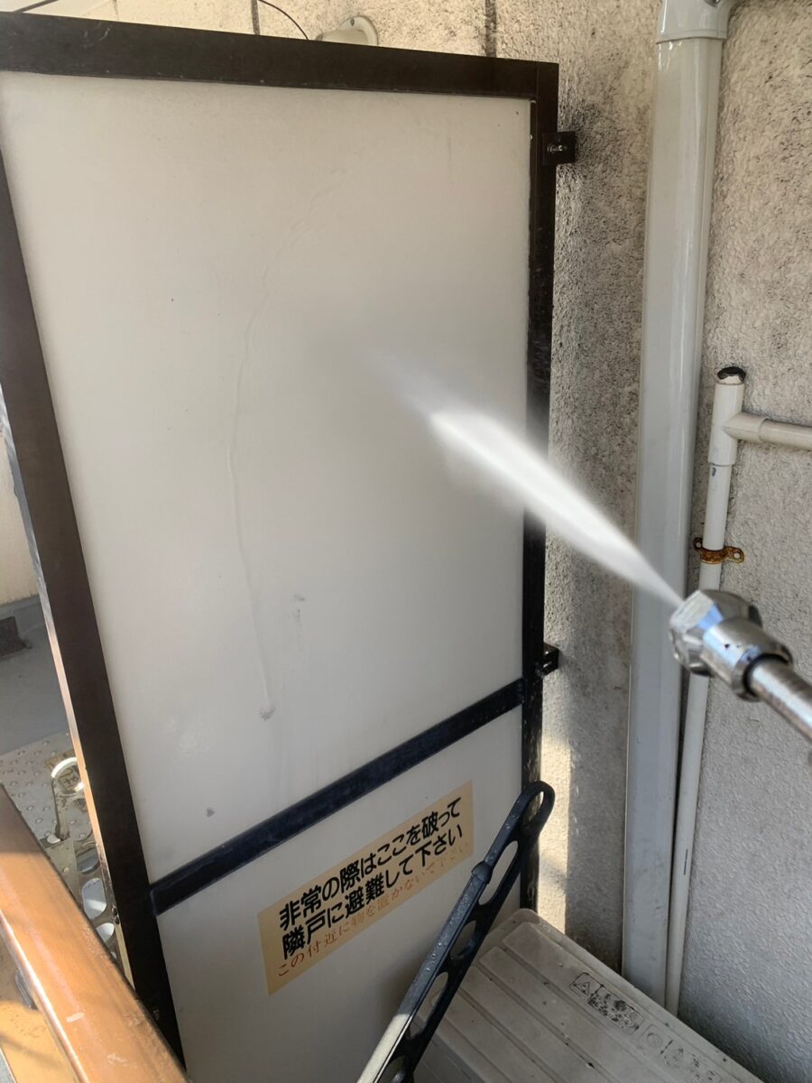 神奈川県横浜市　マンション　外壁塗装工事　下地処理　高圧洗浄作業