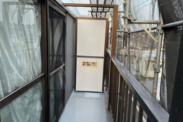 神奈川県横浜市　マンション外壁塗装工事　ベランダ天井とパーテーションの塗装