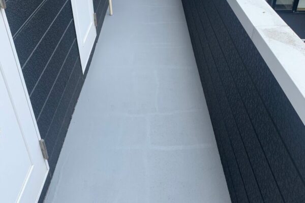 神奈川県藤沢市　アパート 外壁塗装・付帯部塗装・ベランダ防水工事　通路・階段のシーリング補修とトップコート塗装