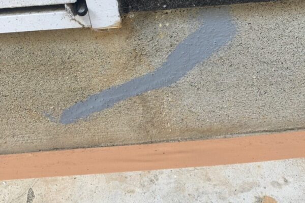 神奈川県藤沢市　アパート 外壁塗装・付帯部塗装・ベランダ防水工事　基礎と土間のクラック補修と基礎の塗装