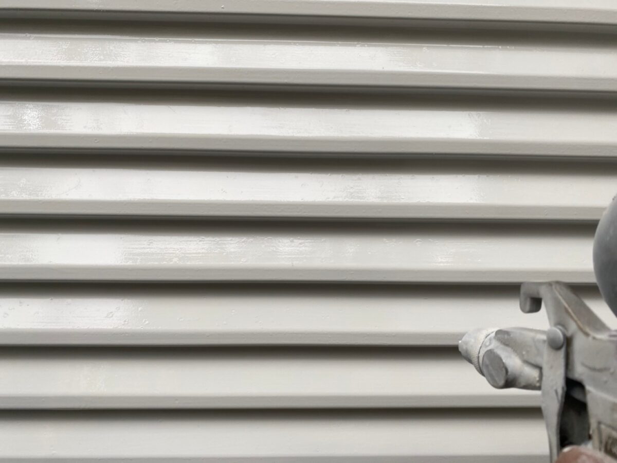 神奈川県横浜市　K様邸　屋根・外壁塗装工事　養生と雨戸の吹き付け塗装
