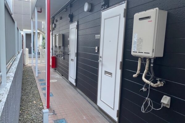 玄関扉はホワイトで塗装してカラーチェンジしました！｜東京都杉並区