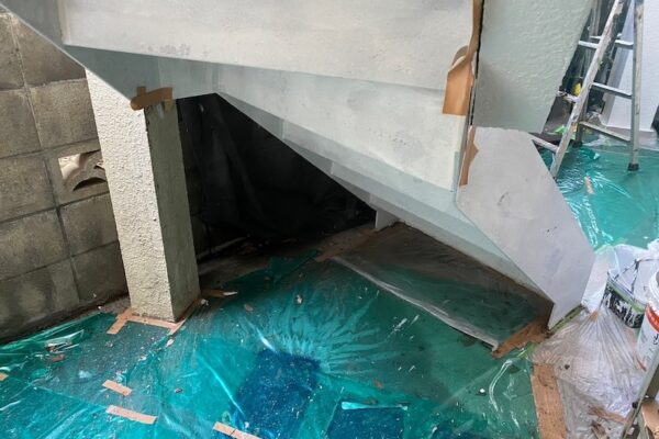 屋外階段の下地処理〜錆止め下塗り〜上塗りまでをレポート!|東京都多摩市関戸