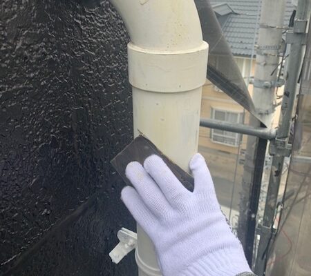 東京都多摩市関戸|雨樋と配管の下地処理〜上塗りまでをレポート!