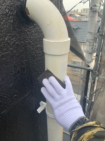 東京都多摩市関戸｜雨樋と配管の下地処理〜上塗りまでをレポート！