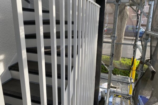 階段の長尺シート貼りと廊下側の塗装をレポート｜東京都多摩市関戸