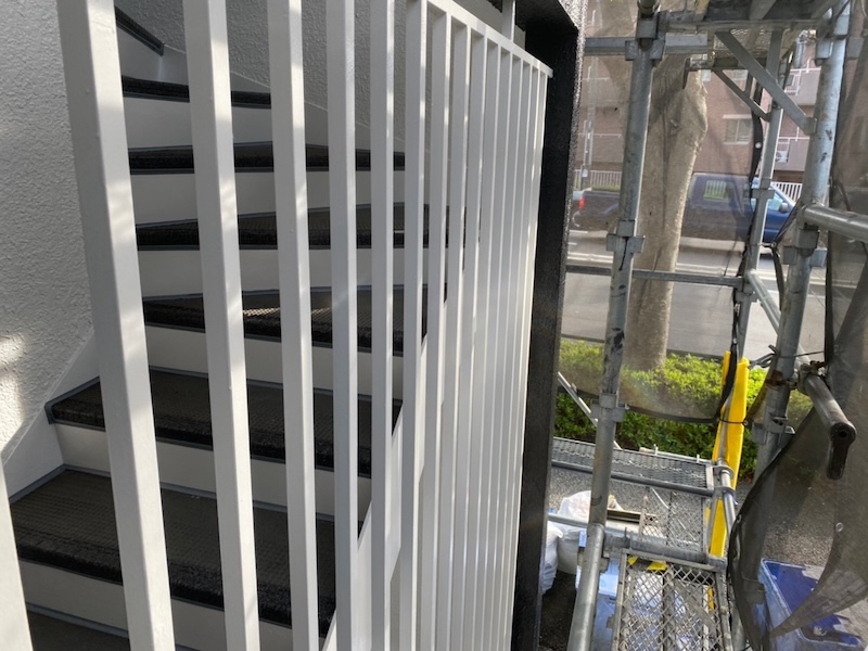 階段の長尺シート貼りと廊下側の塗装をレポート|東京都多摩市関戸