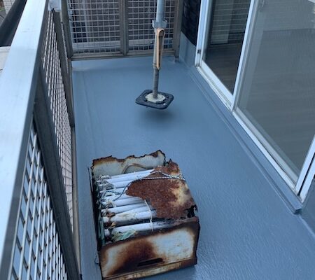 神奈川県横浜市鶴見区｜通路の天井の塗装とベランダのトップコートを塗り替えました！