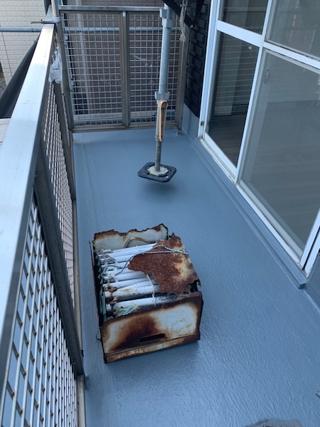 神奈川県横浜市鶴見区｜通路の天井の塗装とベランダのトップコートを塗り替えました！