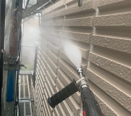 神奈川県横浜市鶴見区｜アパートの外壁塗装 洗浄〜下地処理〜付帯部塗装をレポート！