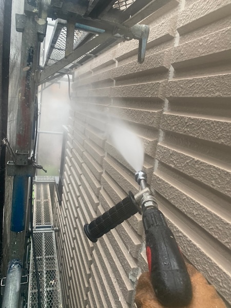 神奈川県横浜市鶴見区|アパートの外壁塗装 洗浄〜下地処理〜付帯部塗装をレポート!