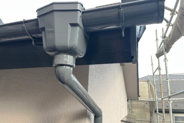 東京都板橋区桜川｜雨樋の下地処理から上塗りまでをレポート！付帯部の塗り忘れにご注意ください！