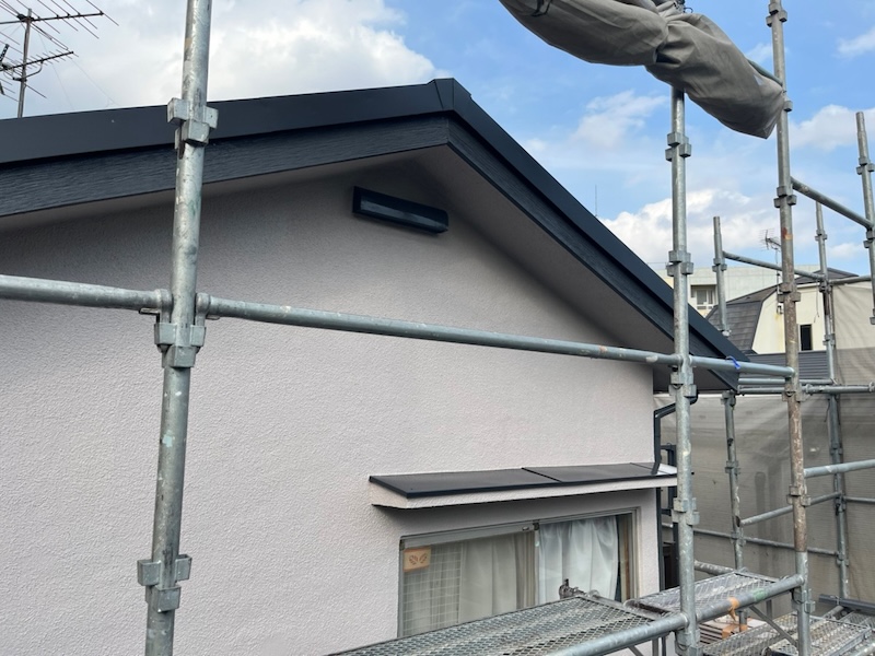 東京都板橋区桜川|破風板の下塗り〜上塗りまでをレポート!木部は腐食にご注意ください