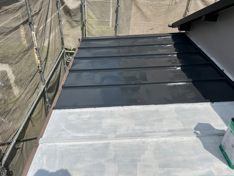 東京都板橋区桜川|瓦棒屋根を塗装しました!下地処理〜錆止め塗装〜上塗りをレポート!