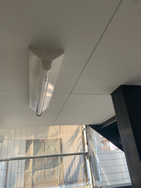通路天井のパテ処理・下塗り・上塗り・天井照明の塗装をレポート|神奈川県川崎市