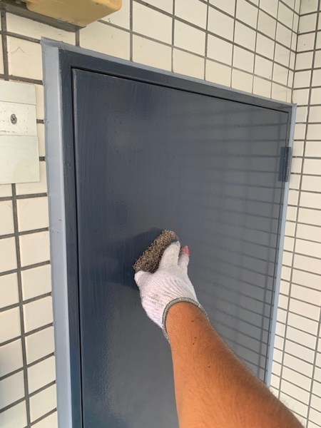 神奈川県川崎市|鉄部 玄関扉・PS扉の下地処理〜下塗り〜上塗りまでをレポート