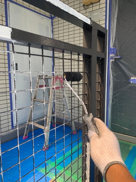 神奈川県川崎市|人の動作補助する部材は定期的に塗装して強度を維持!