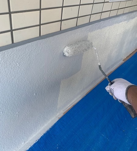 神奈川県川崎市|中性化・爆裂防止に通路立ち上がりを塗装しました!