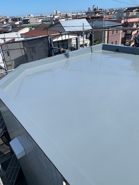 神奈川県川崎市|屋上ウレタン防水工事 ウレタン剤とトップコートを塗布、防水メンテナンスのタイミング