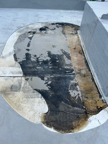 屋上ウレタン防水工事 下地処理 洗浄から剥離部の撤去までをレポート|神奈川県川崎市